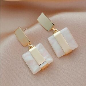 BRAND NEW🤍SUPER CHIC 18K Gold Plated White Square Pendant Drop Earrings